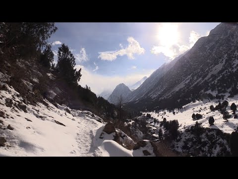 Видео: Mountains of Kyrgyzstan. Горы Кыргызстана. Аламединское ущелье и дорога до него.
