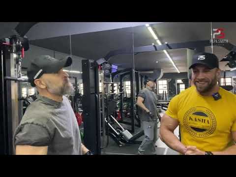 Видео: Сможет ли Папа Смит повторить то, что делает молодой качок? Вы хотели мяса, получите!