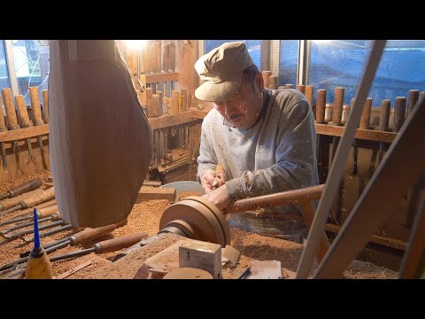 Видео: Процесс традиционной японской лакированной программы, созданный 500 лет назад двумя мастерами.