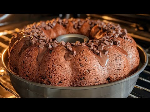 Видео: Лучший шоколадный торт всех времён! 🍫 Такой простой, такой влажный – просто тает во рту!