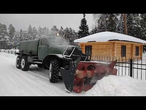 Видео: Снегоуборочная машина Д-470 чистит дороги.