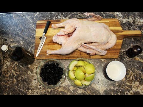 Видео: Простой рецепт гуся. Запекаем в духовке с яблоками и черносливом.