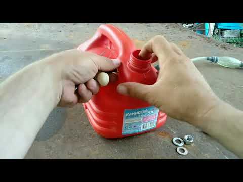 Видео: Топливный бак для лодочного мотора из пластиковой канистры.