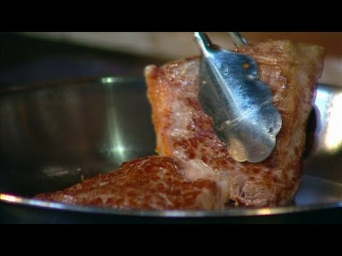 Видео: Стейк «Нью-Йорк». Стейк «Манхеттен». Стейк из вырезки с луковым соусом
