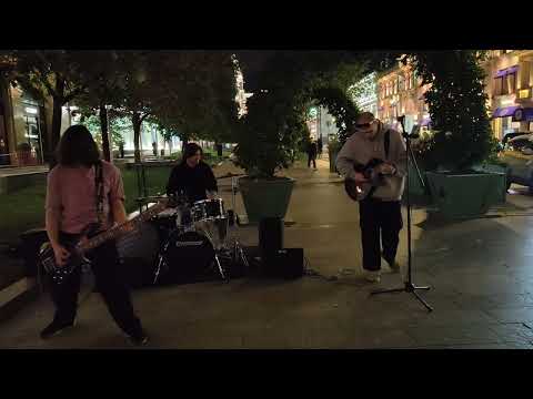 Видео: Мумий Тролль - Медведица - #Кавер песни спел на улице Петровка в #Москве #УличныйМузыкант Илья Летов