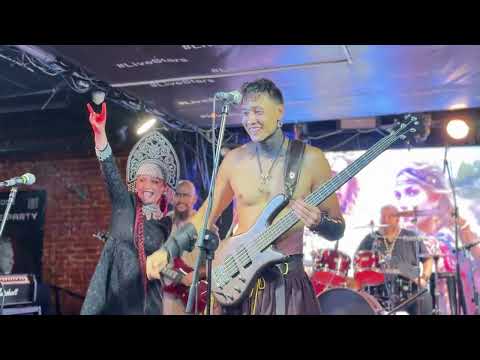 Видео: Морроз + InnaSyberia- Змей (live Stars Moscow 11.10.2024) где энергия встречает странность