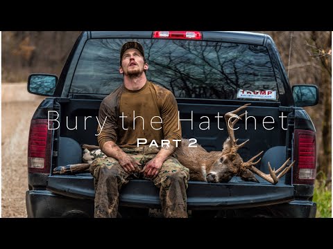 Видео: BIG BUCK DOWN X2 на общественных землях в Висконсине | Bury the Hatchet (Часть 2)