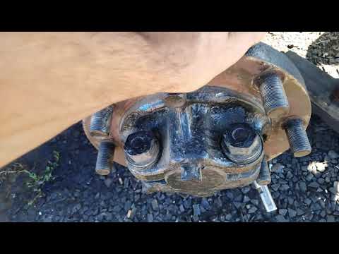 Видео: Как поменять подшипник на полуоси мтз