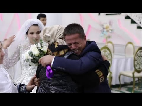 Видео: 6 боласини ташлаган ОНА, ўғлини тўйига 30 йил ўтиб, кириб келди!