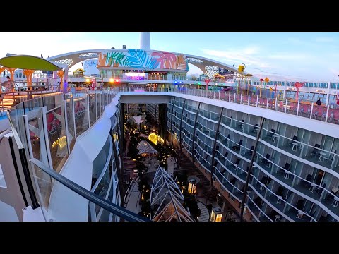 Видео: Круиз на Багамы на лайнере Utopia of the Seas. Посадка на лайнер, обзор каюты, вечерний концерт.