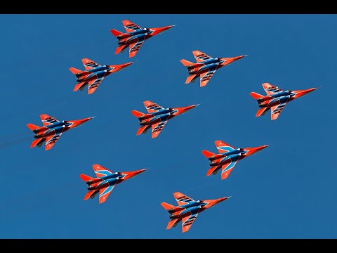 Видео: 30летие пилотажных групп Стрижи и Русские Витязи 30th anniversary of the Swifts and Russian Knights