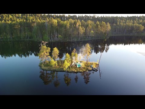 Видео: ПОПАЛ НА НЕОБИТАЕМЫЙ ОСТРОВ И ОБАЛДЕЛ. ДИКАЯ РЫБАЛКА НА ЛЕСНОМ ОЗЕРЕ. ГОТОВЛЮ УКРЫТИЕ.