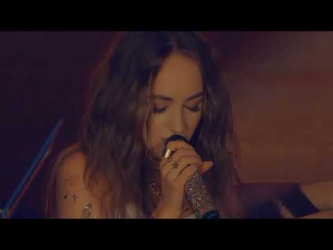 Видео: Пряталась в ванной-Мари Краймбрери(Акустический концерт «Сердце всегда громче»)