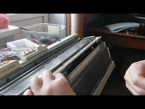 Видео: вяжем на машине.  переход с резинки на круговое вязание