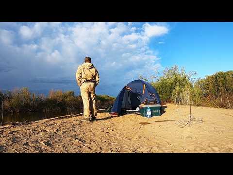 Видео: Один на рыбалке с ночёвкой. Мной заинтересовалась Рыбоохрана. ОЧЕНЬ МНОГО РЫБЫ. Летняя рыбалка