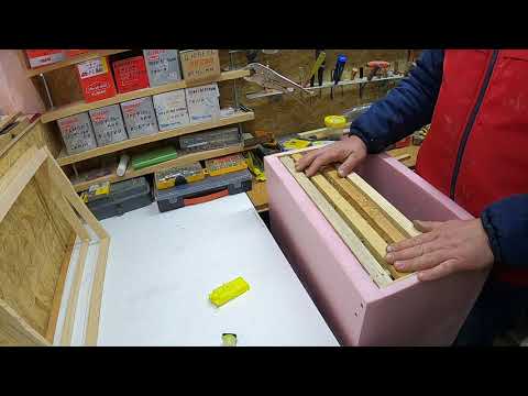 Видео: Как сделать отводок пчел на две рамки и собрать мед