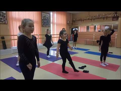 Видео: Партерная гимнастика в группе отделения характерного танца театра танца "Миниатюра" 1-ые классы