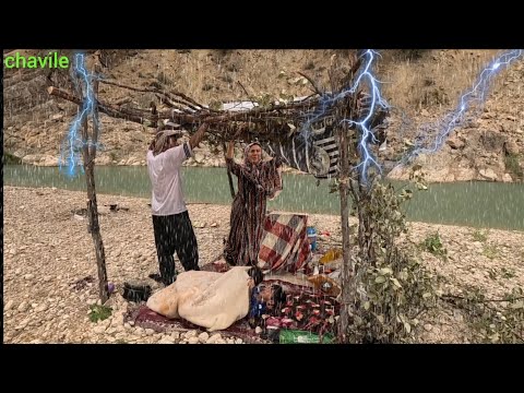 Видео: Выживание в шторм у реки | Семья кочевников столкнулась с грозой и наводнением | Реальное испытание