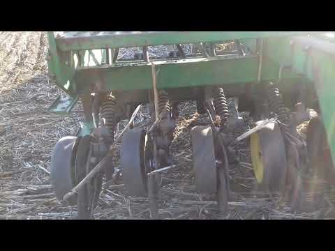 Видео: Прямий посів сівалкою John Deere 750.