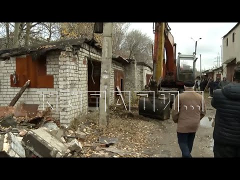 Видео: Владельцы гаражей, объявленных самостроем, вызвали полицию - чтобы остановить снос