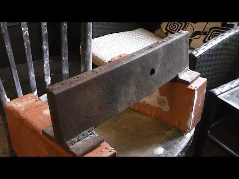 Видео: Кирпичная банная печь. Как прогорает регистр и гнет колосники под камнями.