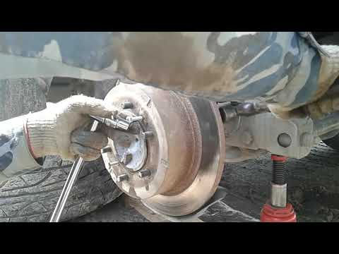 Видео: Замена задних тормозных дисков на Pajero 2