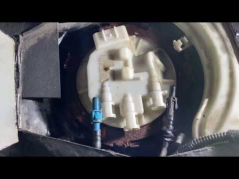 Видео: Снятие топливного насоса Saab 9-3 (Вырезание люка)