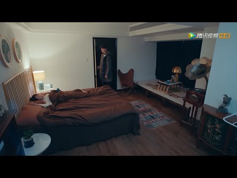 Видео: Вэйи открыл дверь и увидел Момо на кровати, он был очень счастлив.