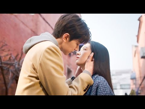 Видео: Золушка путешествовала одна и наконец нашла президента, который был тронут и поцеловал ее.