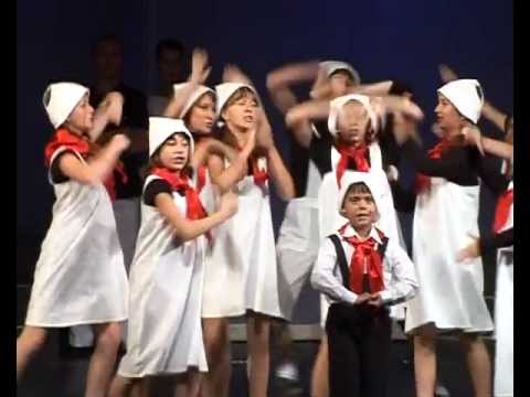 Видео: Коричневая пуговка. Эстрадная студия "Апельсин".