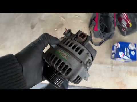 Видео: Замена генератора Toyota Sienna 2006 года