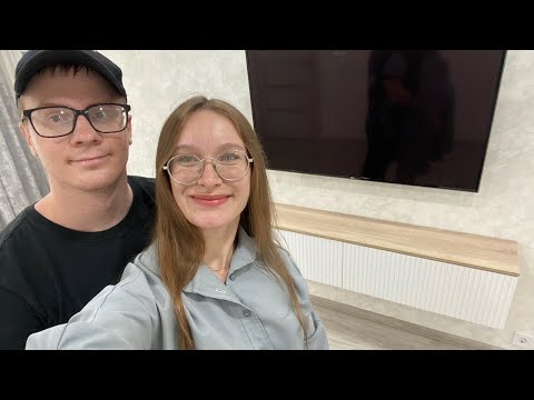 Видео: ОБУСТРАИВАЕМ ГОСТИНУЮ: подвесная тумба, установка телевизора и уборка по-новому!