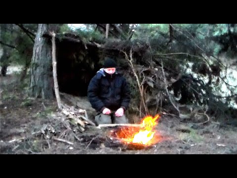 Видео: Строительство аварийного ночлега из природных материалов