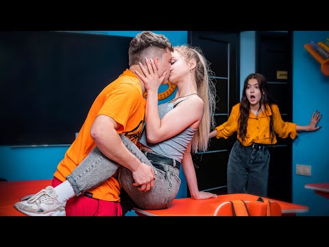 Видео: СТРАСТНЫЙ ПОЦЕЛУЙ! В школе НОВЫЕ ОТНОШЕНИЯ!