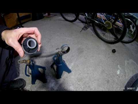 Видео: Замена сайлентблоков передних продольных рычагов на Тойота марк 2  JZX-101 Toyota Mark II