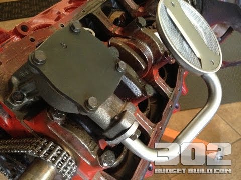 Видео: Как установить масляный насос и сетку на двигатель Ford Small Block 302 5.0