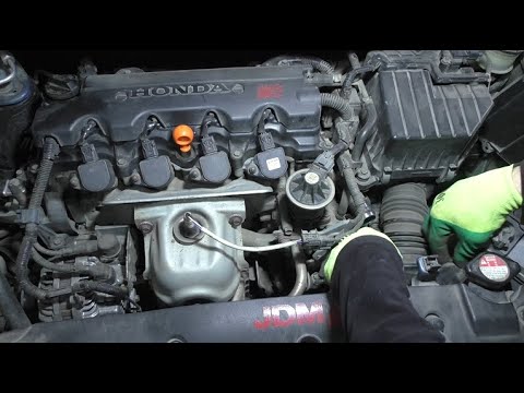 Видео: Замена термостата двигателя и датчика давления масла на Honda Civic 1,8 Хонда Цивик 2008