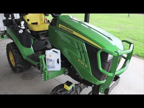 Видео: Замена масла в двигателе John Deere 1025R, 3-цилиндровый дизельный двигатель Yanmar