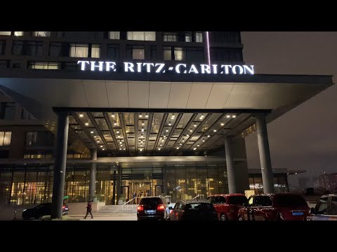 Видео: THE RITZ-CARLTON: Executive Suite 195 кв.м. VS Deluxe 70 кв.м. — Что Лучше? | 4K