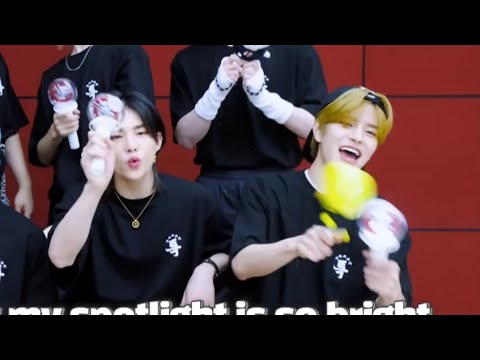 Видео: Сынмин издевается над игрушками на протяжении одной минуты и сорок восемь секунд