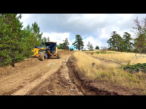 Видео: Как грейдер JohnDeere 670 расширяет горные дороги #грейдер #автогрейдер