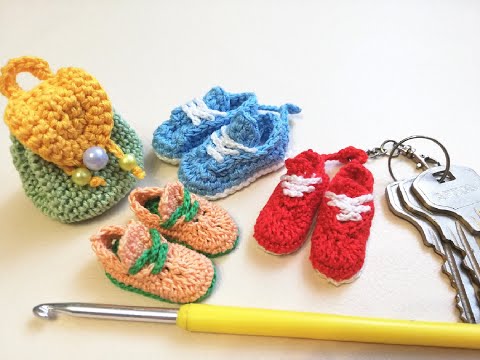 Видео: Как связать крючком брелок-кеды или обувь для куклы. МК.