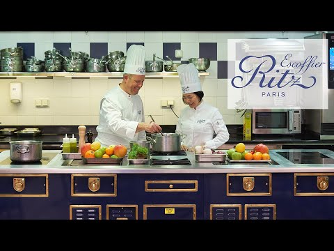 Видео: Урок французской кухни в престижном ресторане Ritz Paris / Рецепт конфи из трески и ризотто