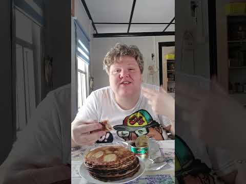 Видео: Кушаем блины со структурированной икрой из Пятерочки и с мёдом