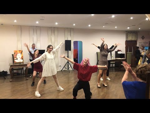 Видео: Танец внучат для счастливой бабушки