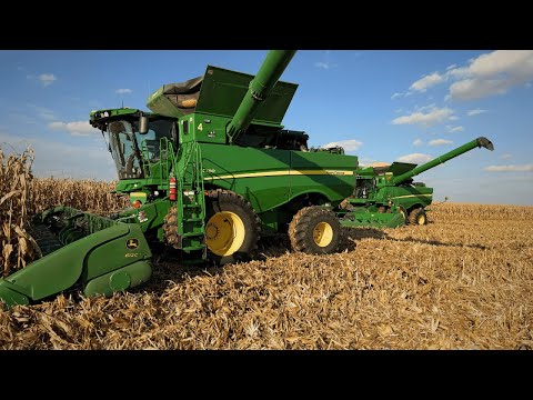 Видео: John Deere S780 против S770