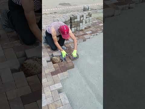 Видео: Укладка брусчатки/laying paving stones