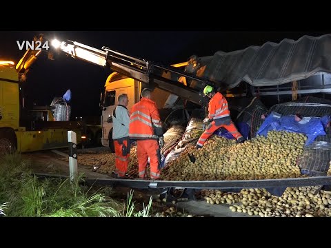 Видео: 20.05.2021 - ВН24 - Грузовик потерял 25 тонн картофеля на перекрестке с автострадой