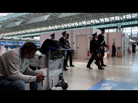 Видео: Беженец Абу-Даби 🇦🇪 Забавные итальянские полицейские. Властный Мистер Джон из Мумбаи.Хостел за 10$