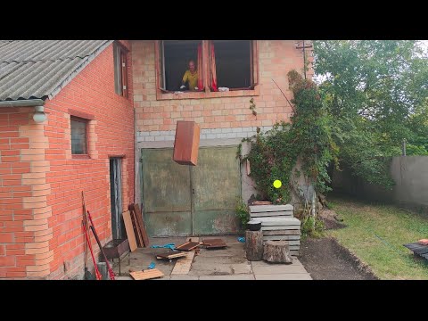 Видео: Викидаю старі меблі з будинку і починаю прибирання на дачі яка дісталась мені у спадщину